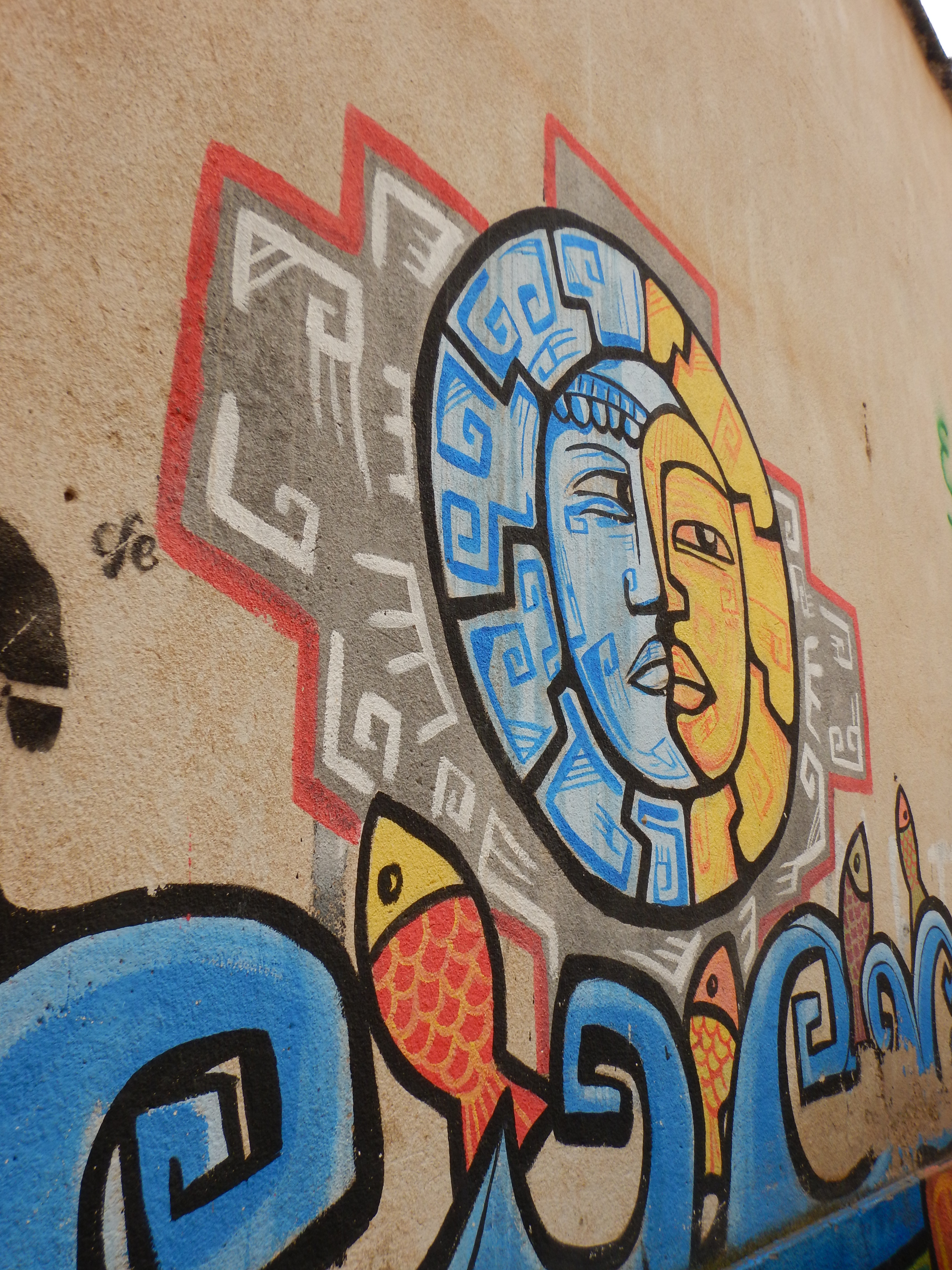 La croix andine avec le soleil et la lune ...