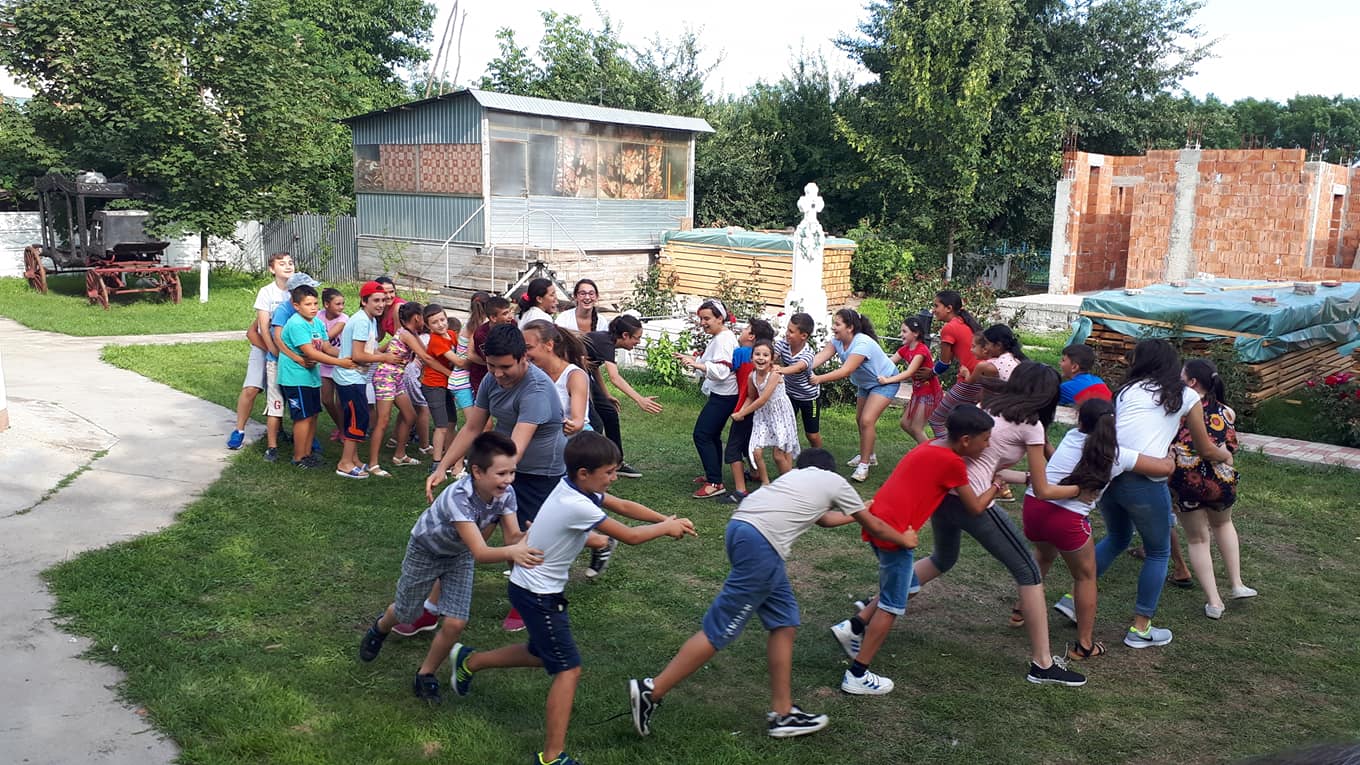 Băiatului îi plac mai mult jocurile pe calculator, știți, . Jocurile CopilÄriei In Curtea Bisericii Obiectiv Vocea Brailei