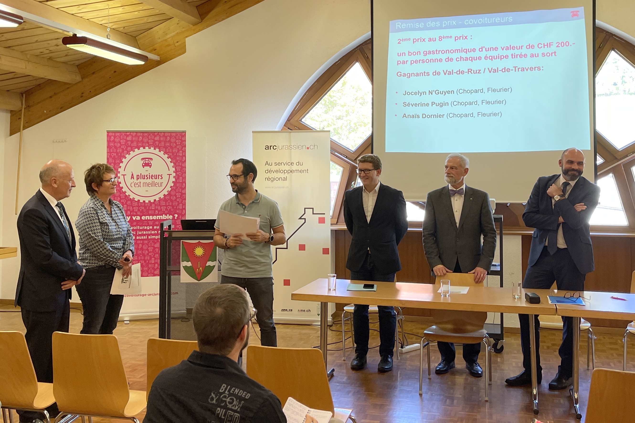 Gagnants de la zone Val-de-Travers / Val-de-Ruz (Chopard Manufacture SA, Fleurier) récompensés lors de la conférence du 28 octobre à Chézard-St-Martin en présence du Conseiller d'Etat Laurent Favre Mme Séverine Pugin, Mme Anaïs Dornier, M. Jocelyn Nguyen