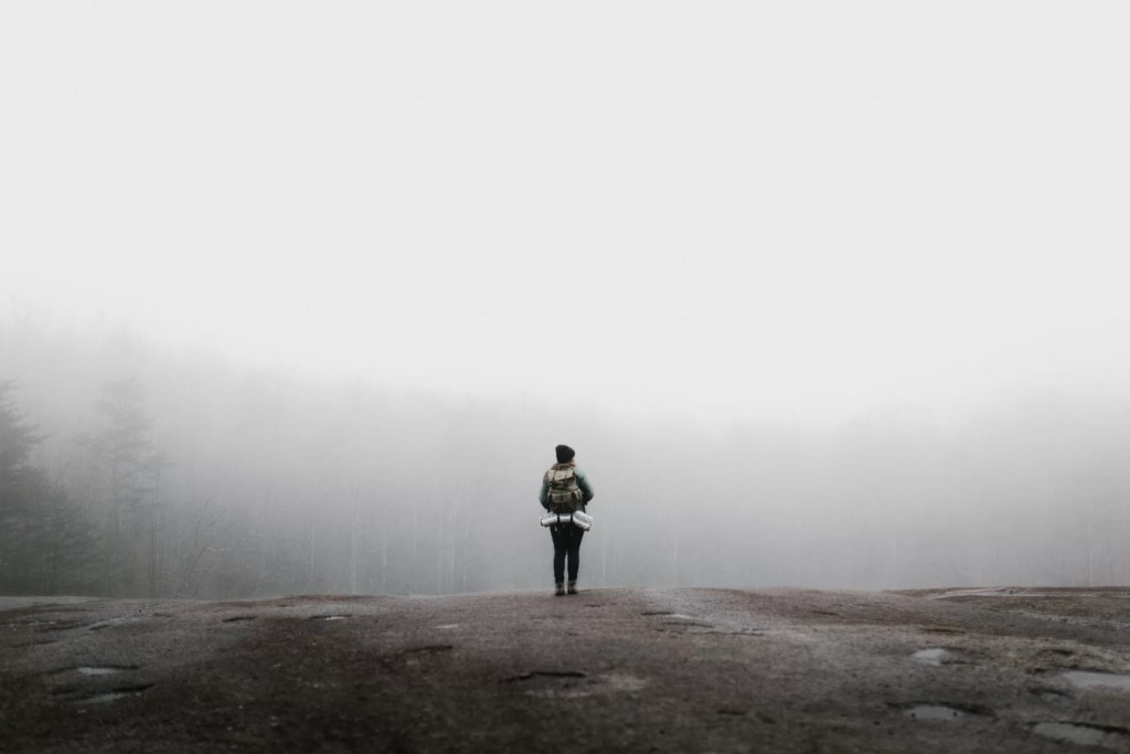 Femme dans le brouillard perdue dans la nature