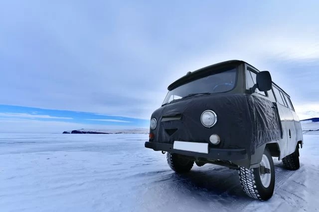 Utilitaire aménagé noir sur la neige