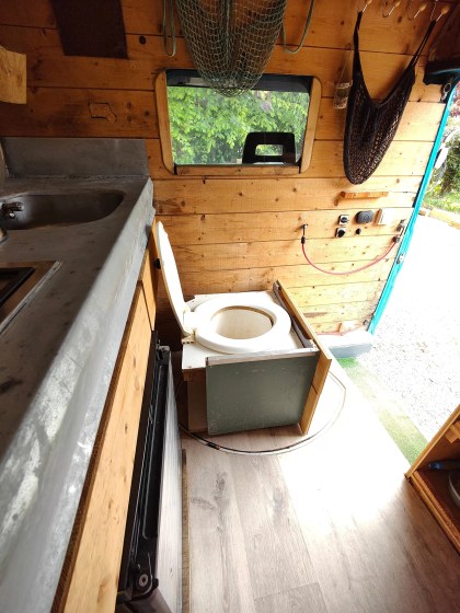 Toilette sèche dans un van aménagé