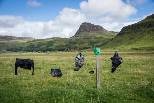 linges étendu sur du barbelé dans la nature