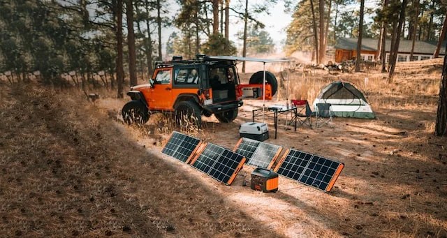 Générateur Jackery branché à des panneaux solaires dans la forêt