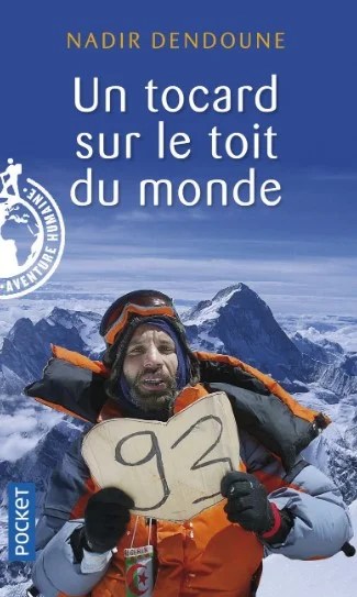 couverture du livre "un tocard sur le toit du monde" représentant Nadir (l'auteur) au sommet de l'Everest tenant une pancarte "93" faisant allusion à son département de naissance