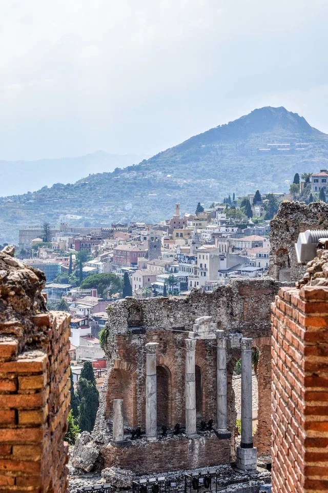 ruines, village et montagne en Sicile