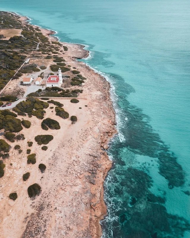 Côte espagnole avec mer turquoise