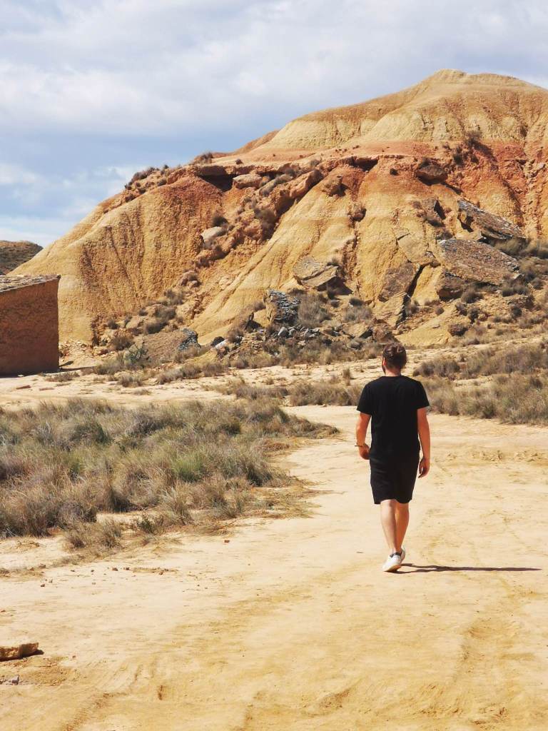 Gabriel dans le désert des Bardenas