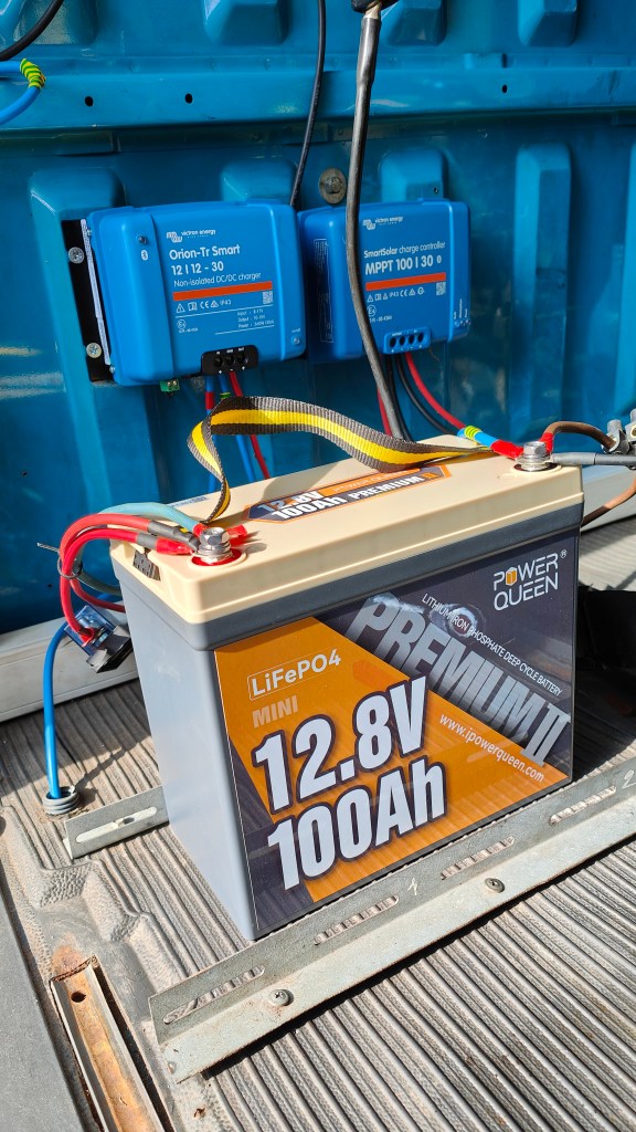 Installation de la batterie lithium LiFePO4 Power Queen dans un fourgon aménagé