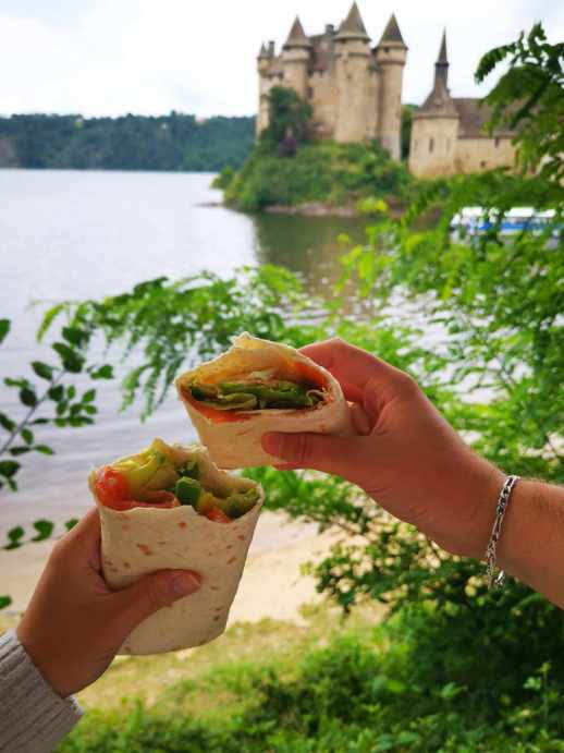 wraps saumon avocat devant un château lors d'un road trip en van