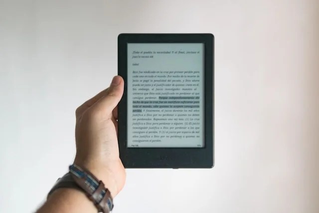 kindle pour lire dans un van sous la pluie