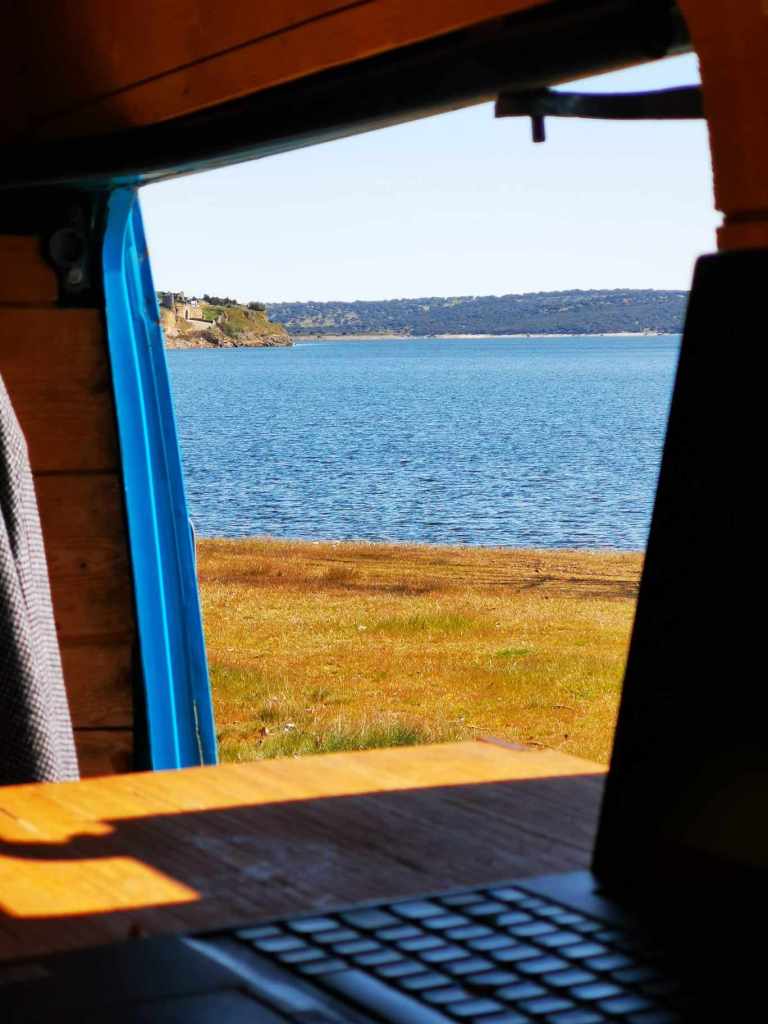 vue sur le lac depuis l'intérieur du van