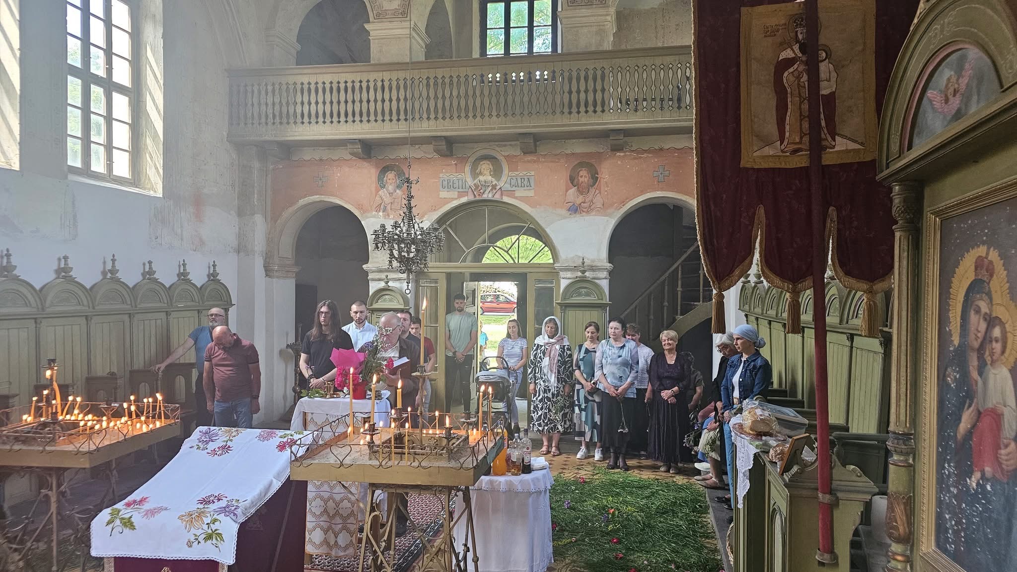 [FOTO] Duhovska liturgija okupila vjernike u hramu Svetoga Save