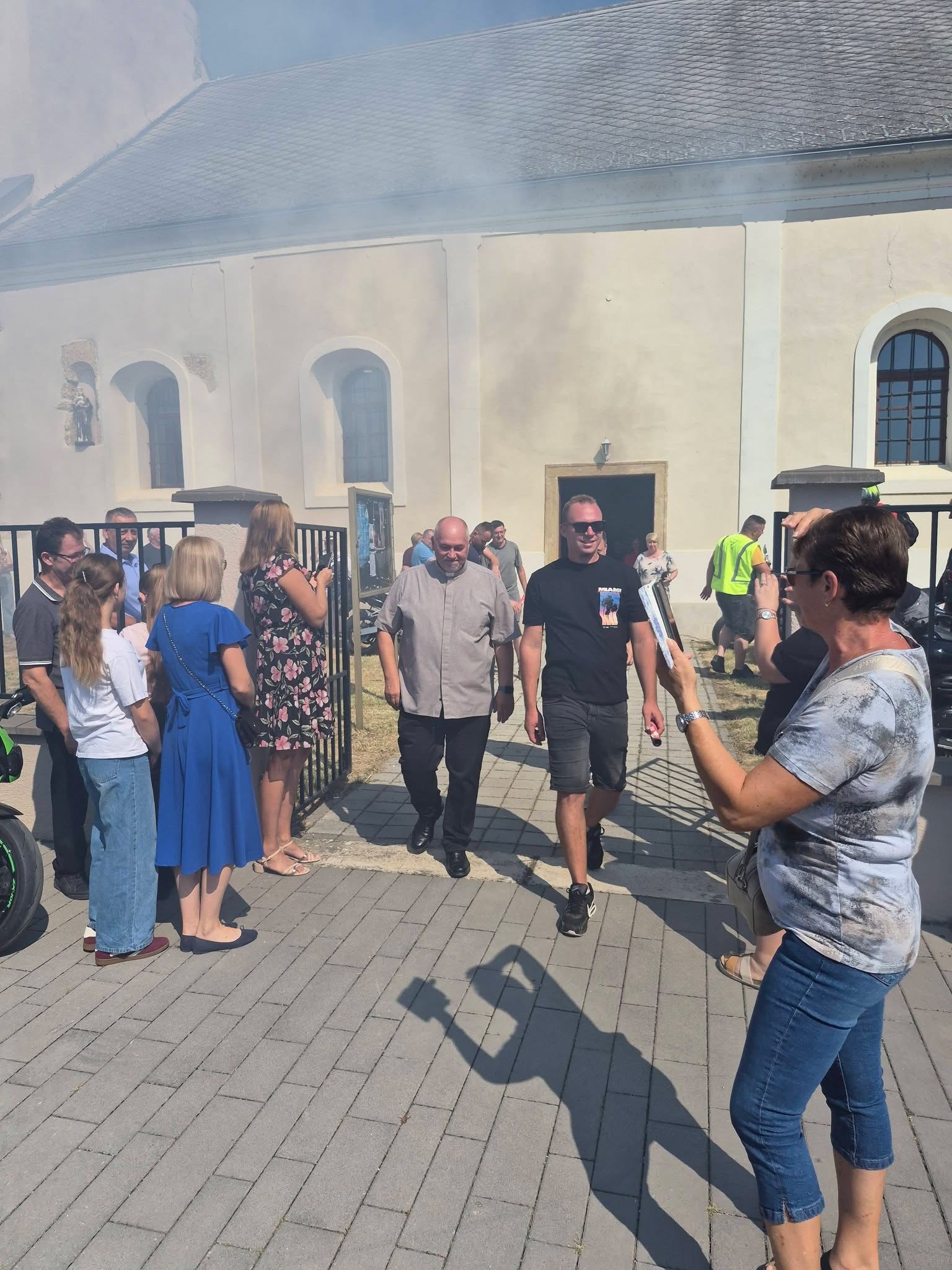 [FOTO] ODLAZAK ZA PAMĆENJE Župljani ispratili vlč. Ivana Novaka