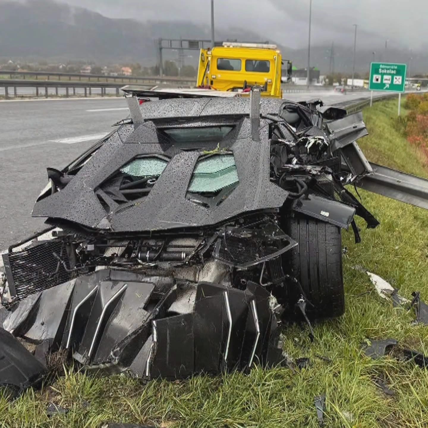 Lamborghini izletio s kolnika na A1 i završio u zaštitnoj ogradi