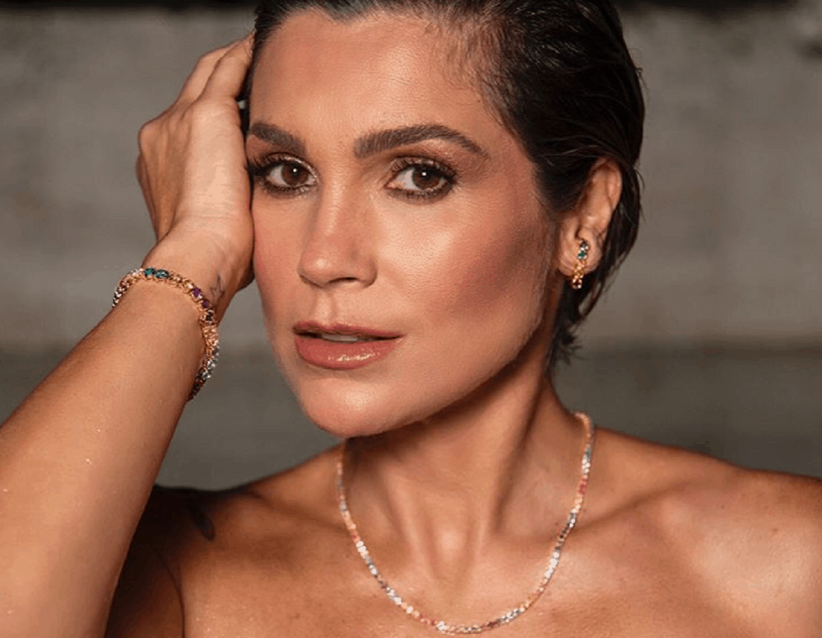 Flávia Alessandra fica pelada na banheira e esquenta o clima