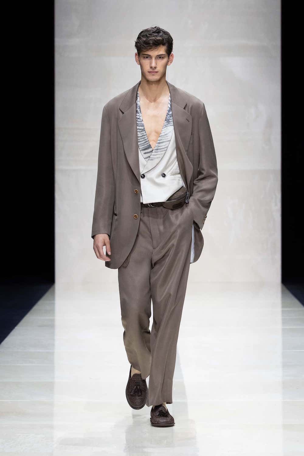 A Symphony of Neutrals: Armani SS25 Unveils the Quintessential Italian Elegance