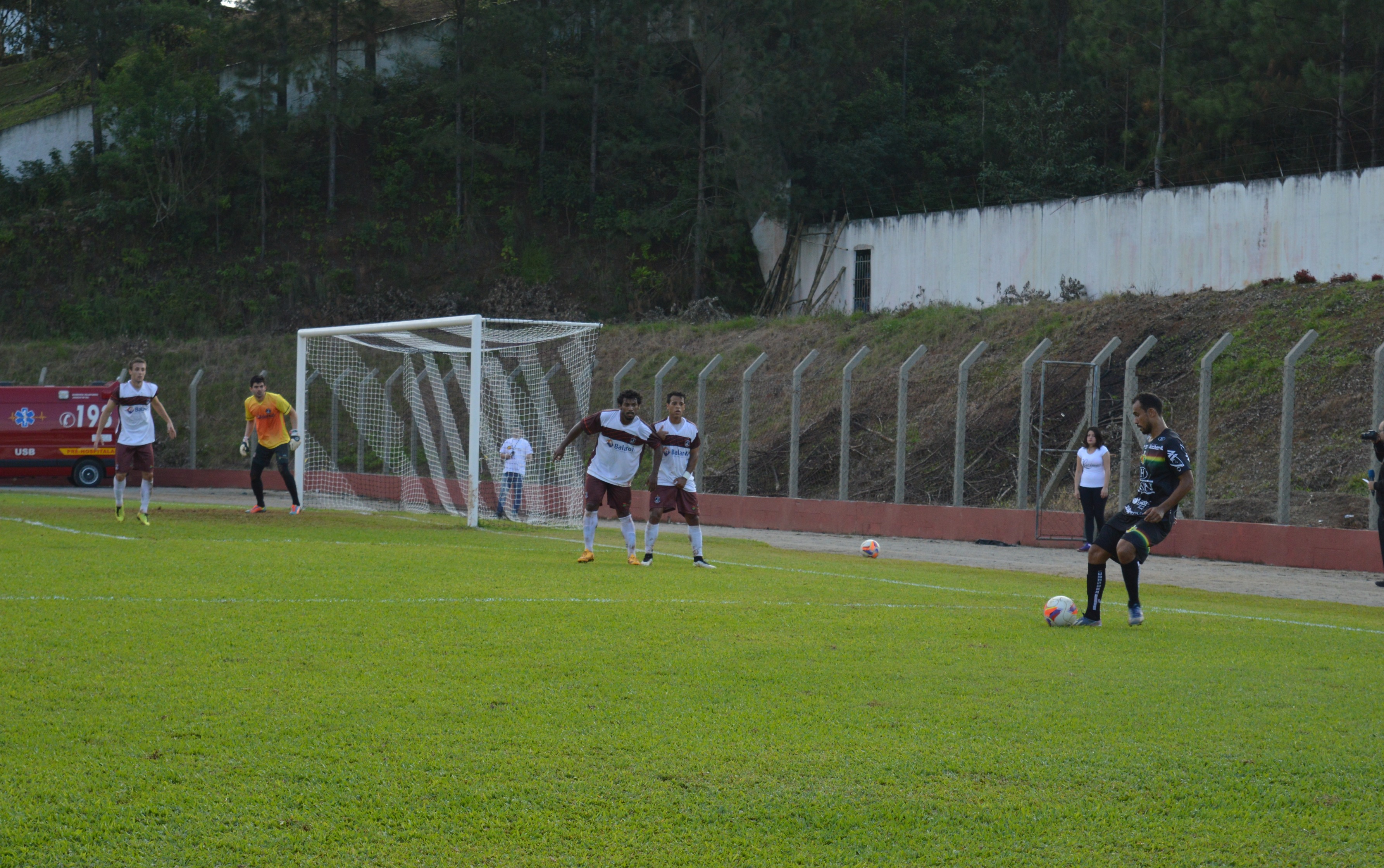 Lance do gol: Simião na cobrança de falta...
