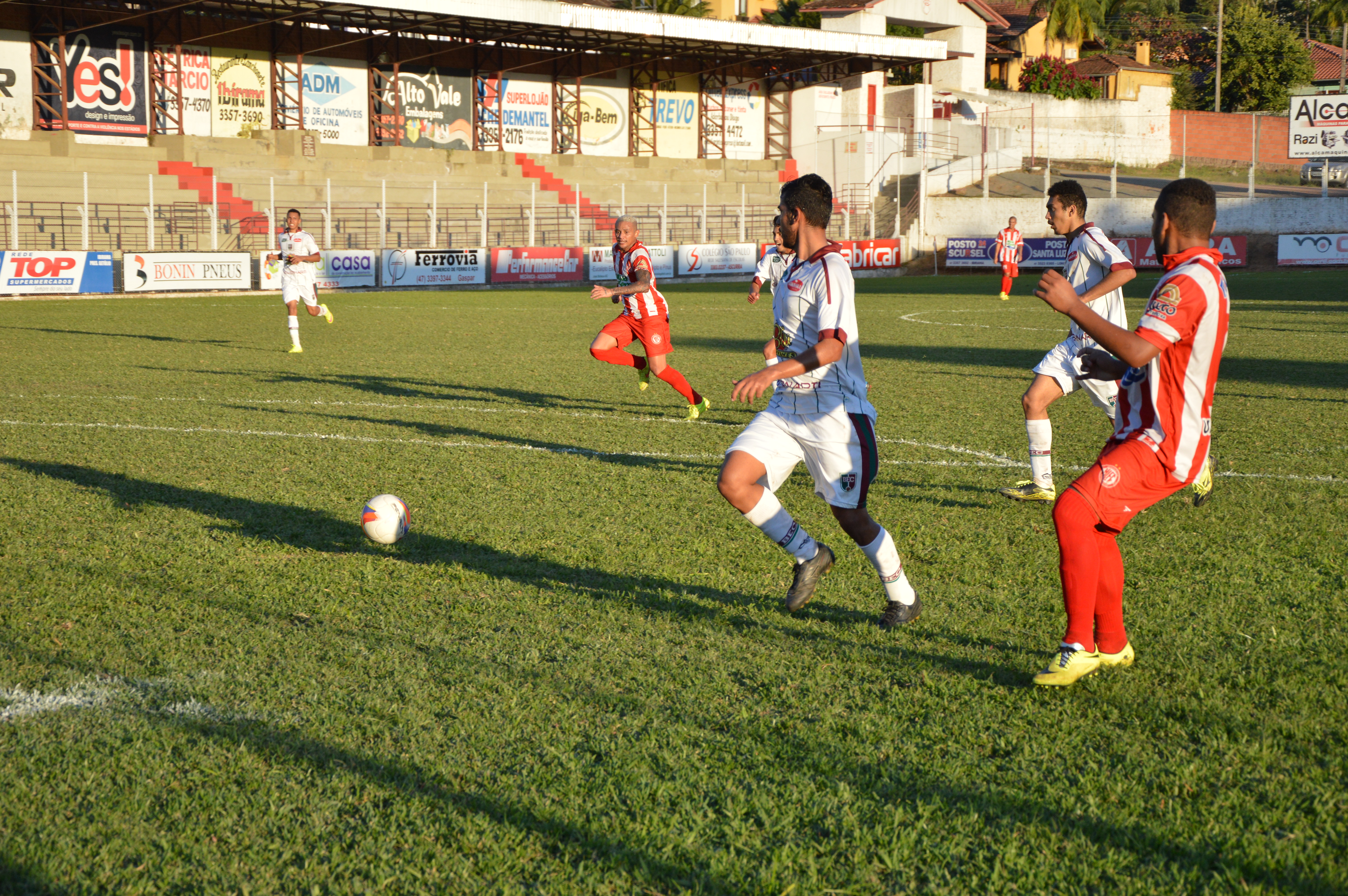 8º gol: Éderson rola para Da Silva...