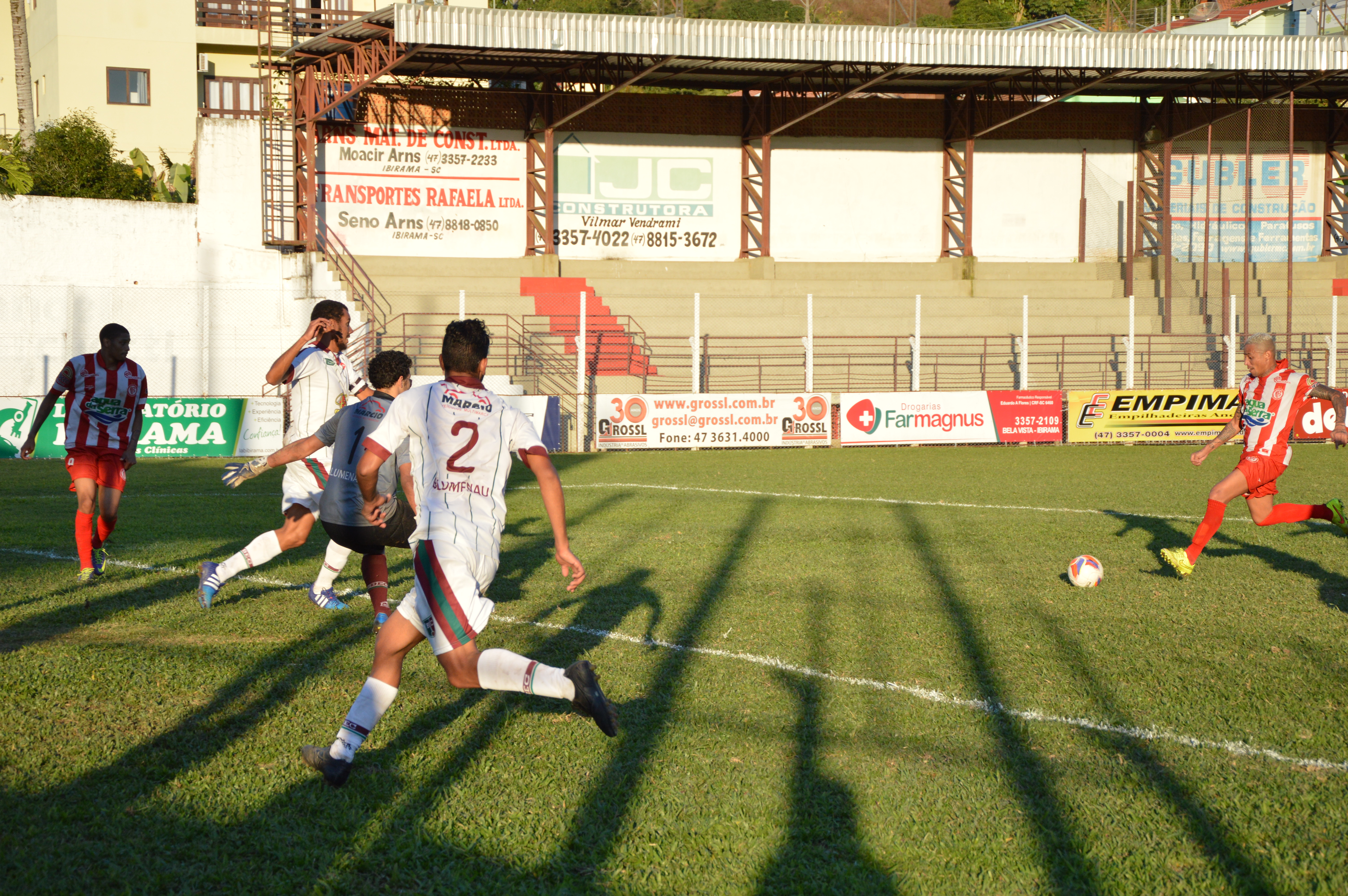 ...o camisa 10 chega chutando...