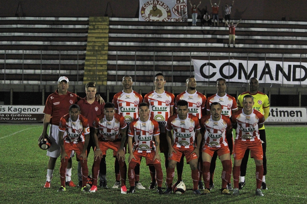 Agnaldo Liz escalou a equipe do Hercílio Luz, que nunca joga sozinho, com: Martins; Mota (Alessandro), Baggio, André Luís e Bruninho; Willian Kaefer, Sandy e Wellington Saci; Luizinho, Luiz Meneses (Charles) e Jefferson Baiano (Victor Hugo). (Foto: Lucas Gabriel Cardoso)