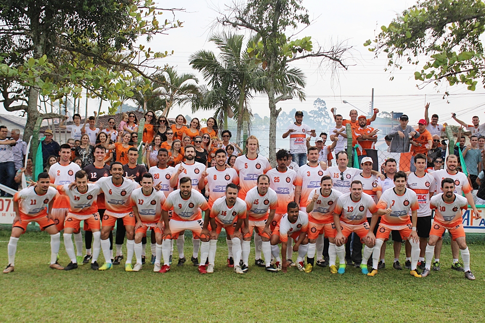O AV 13, comandado por Fabrício Telles, o Bibi, disputou a finalíssima com: Doriva; Jocinei (Edegar), Vitor, Leandro e Saulo; Rodrigo, Alex, Machadinho (Karlos) e Boquita; Ruy e Andrezinho (Vinícius). (Foto: Lucas Gabriel Cardoso)