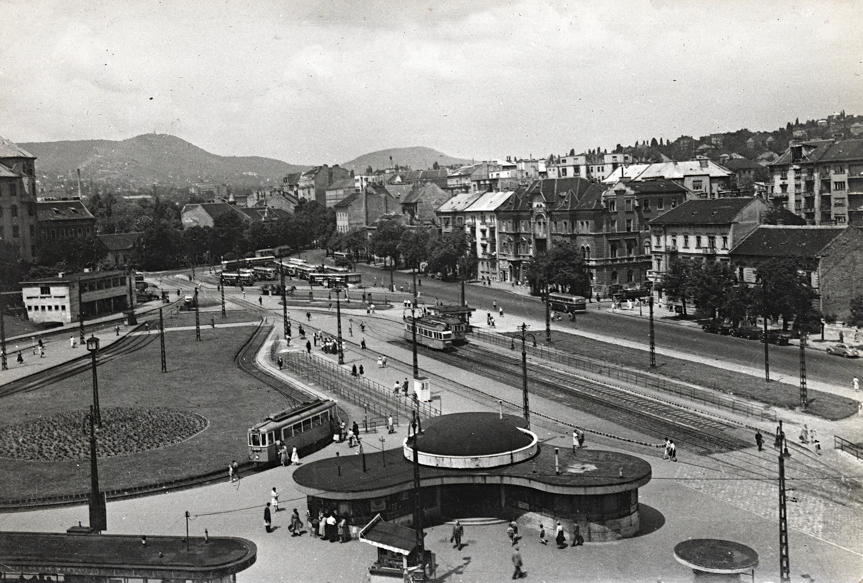 Er stellt einen bedeutenden verkehrsknotenpunkt in buda dar und . Igy Festett A Regi Moszkva Ter Az 1950 Es Evekben Blikk