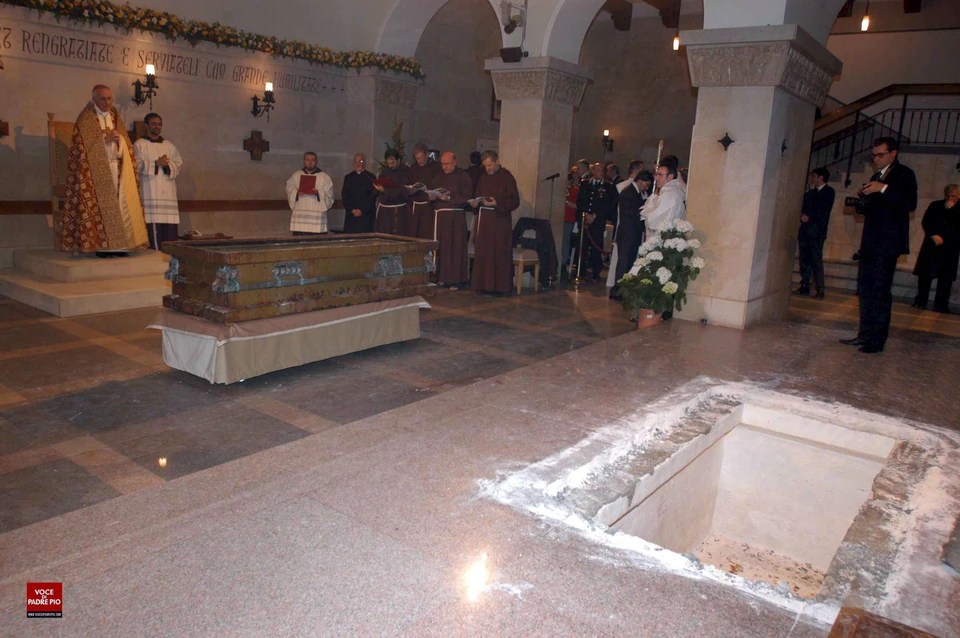 Ekshumacja ciała włoskiego zakonnika znów zwróciła na niego uwagę całego świata. Ekshumacja Ojca Pio Wiadomosci