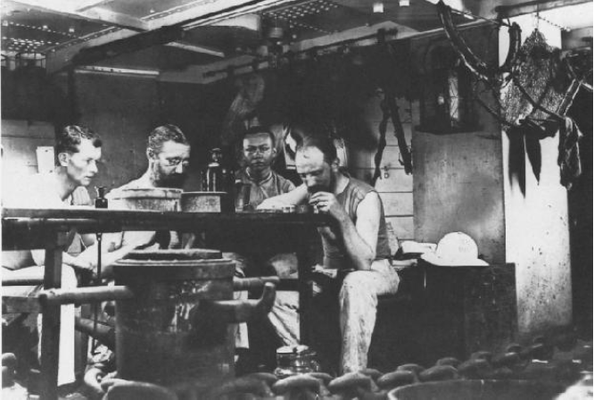 Max Wilhelm Carl Weber (kedua dari kiri), pemimpin Ekspedisi Siboga, sedang meneliti di ruangan lab Kapal Siboga.