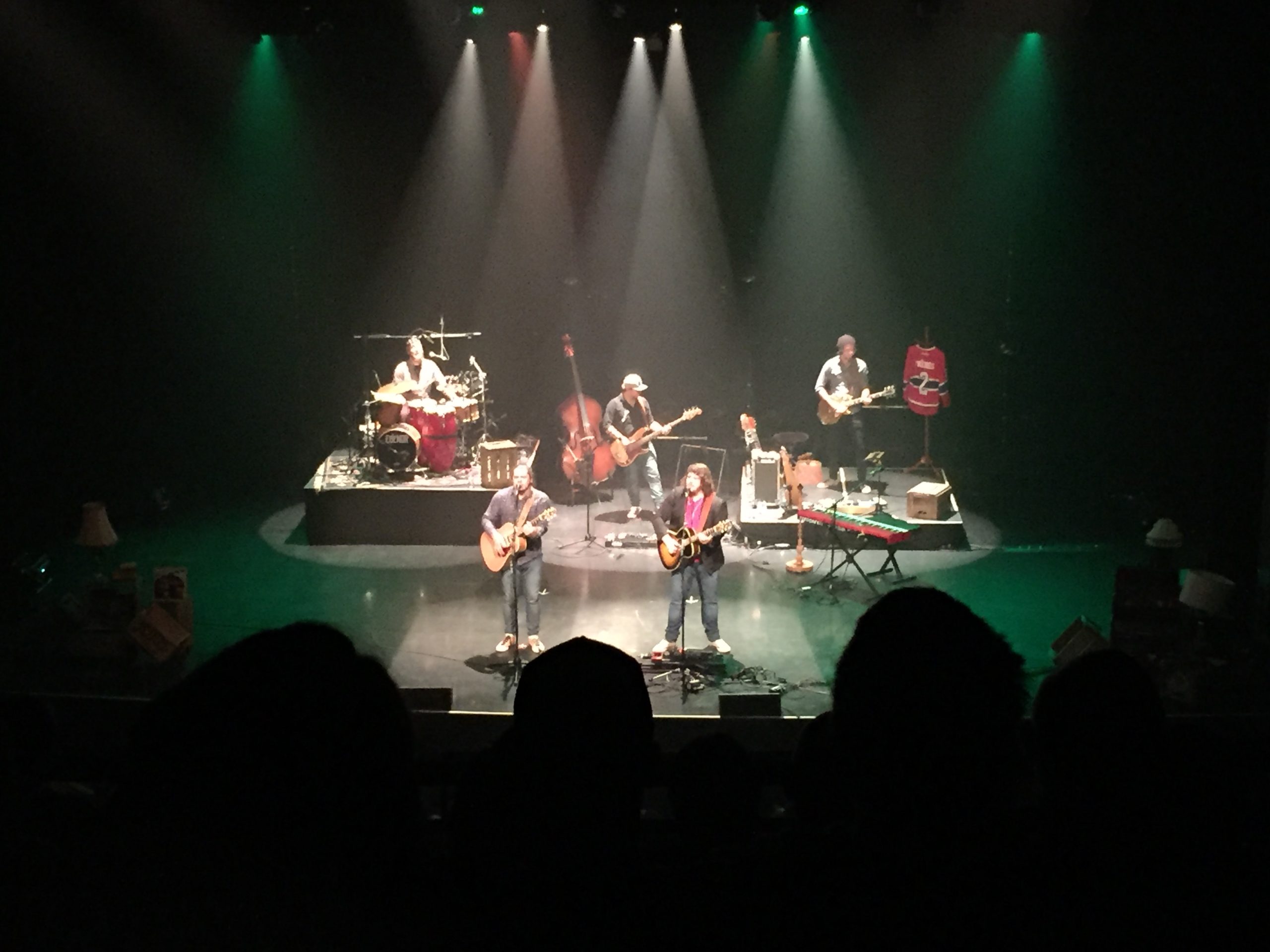 Les spectateurs attendent les artistes dans la salle du Théâtre du Vieux-Terrebonne le 28 mars, lors de leur spectacle en supplémentaire.
