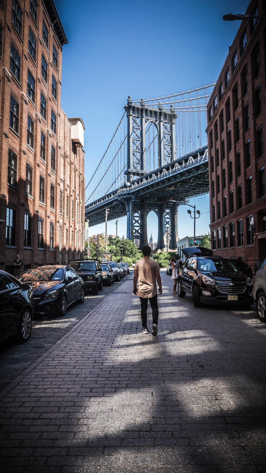 Manhattan Bridge. Vue particulièrement familière de Manhattan, achalandée de touristes venant des quatre coins du globe, mais ô combien charmante par son bruit, son odeur et sa personnalité. On aura beau dire c'qu'on voudra, expérimenter New York et son mode de vie en vaut la peine.