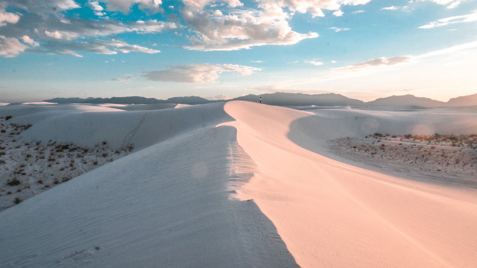 White Sands, Nouveau-Mexique. Sans doute l’un des plus beau coucher de soleil à jamais avec le sable blanc et la teinte rosée du coucher de soleil. Il y a des endroits comme celui-là qui nous transportent dans un autre monde, mais surtout qui nous incrustent des barrières. Quand j’avais vu cet endroit auparavant, je me disais que ça devait être difficile d’y accéder. Imagine-toi donc que c'était accessible en voiture et que ça m’a coûté 6$US camper là.