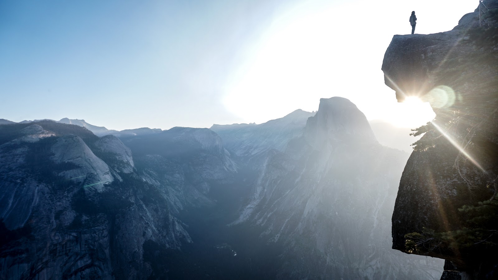 Yosemite National Park (Glacier point). Des montagnes de granite, un levé de soleil, une belle température, un gars téméraire prêt à se faire prendre en photo, qu’est-ce que tu veux de plus pour un lundi matin? Ah oui, c’est le fond d’écran du système d’exploitation d’Apple, Yosemite.