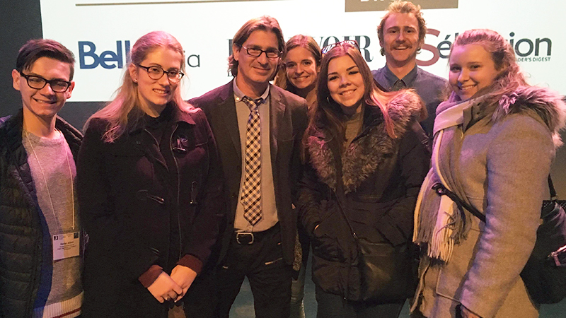 L’animateur de l’émission Infoman en compagnie d’étudiants du Cégep de Terrebonne. (Photographe : Charles Messier)