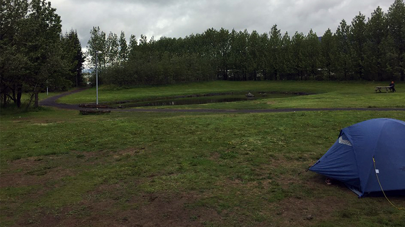 12 juin : Camping de Selfoss | Le camping était très grand, donc il y avait beaucoup d’espace pour mettre la tente sans être près de tous les autres campeurs. La salle commune était trop petite par rapport au nombre de campeurs. 7/10 Photo: Maude Guimond.