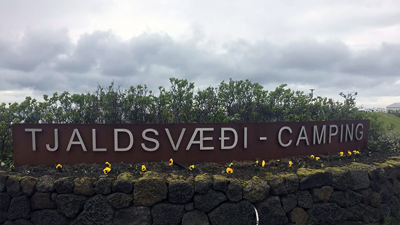 13 juin: Camping Tjaldsvaedi à Grindavik | La vue n’avait rien d’extraordinaire, il y avait une montagne au loin, mais, à quelques pas de marche, on y retrouvait une belle marina. La salle commune était belle et moderne, mais elle fermait très tôt le soir et elle ouvrait tard le matin. 8/10 Photo: Maude Guimond.