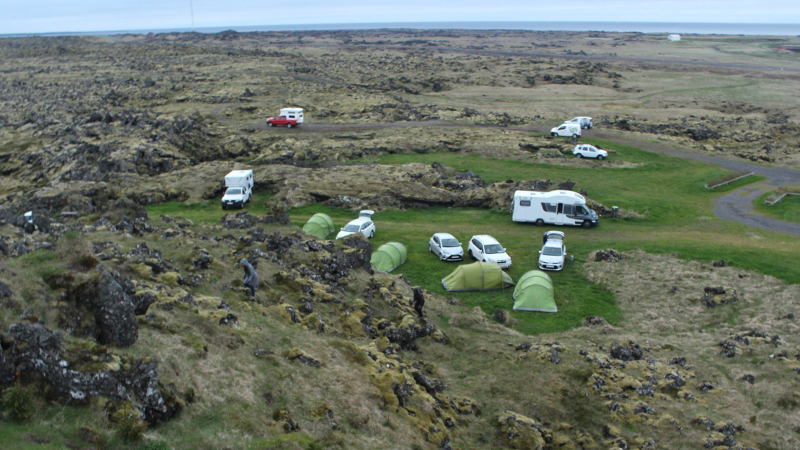 8 juin: Camping de Hellissandur | La vue était belle, on pouvait voir la mer derrière les montagnes. Les installations étaient adéquates, quoique la salle commune était extrêmement petite pour notre groupe. Puisque nous étions sur le bord de la mer, il ventait beaucoup, donc il faisait froid. C’était difficile de monter la tente, surtout le premier soir alors que nous ne savions pas comment faire. 8/10 Photo: Nathan Jomphe.