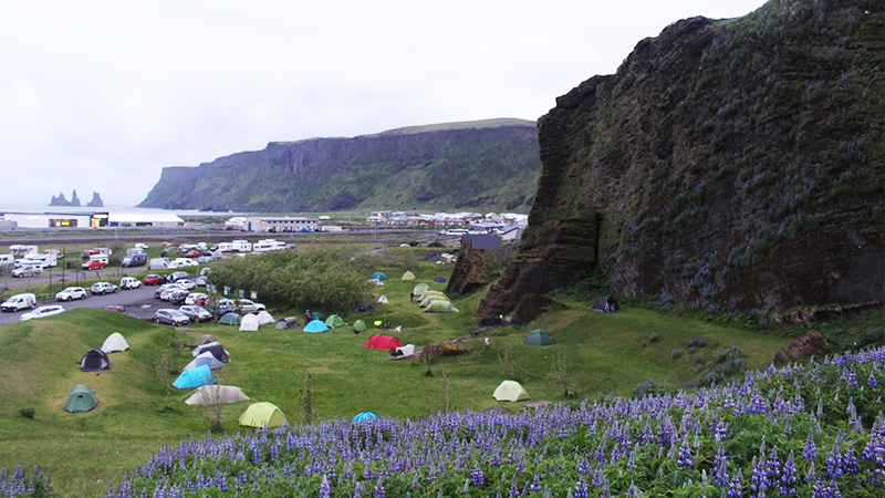 10 juin: Camping de Vik | Ce camping était parfait, de l’emplacement aux installations pour les campeurs. Le seul bémol était les places de stationnement qui étaient inexistantes. 9/10 Photo: Nathan Jomphe.