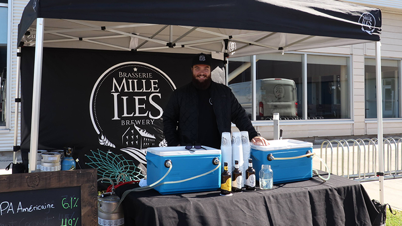 Un kiosque de bière de la Brasserie Mille-Îles était également sur place pour offrir aux adultes de délicieuses boissons alcoolisées. Photo: Thomas Bourgouin.