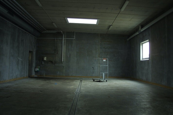 Empty room with concrete walls