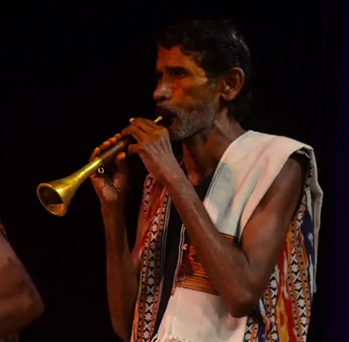 An artist playing Mahuri