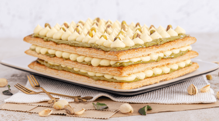 Mille-feuille torta s pistacijo in vanilijevo kremo