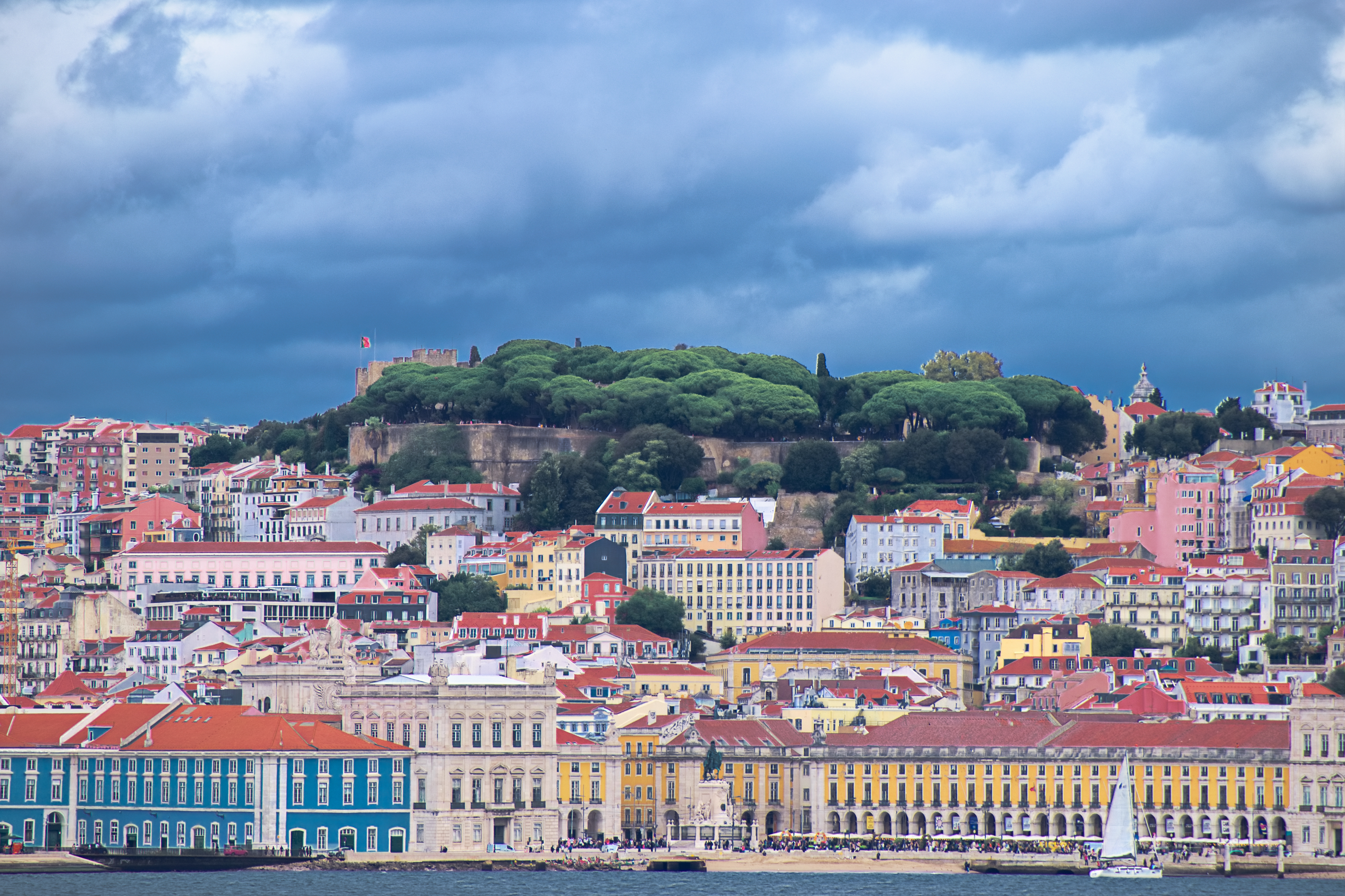 Pogled na Lizbono čez reko Tejo s hribom Castelo de São Jorge v ozadju