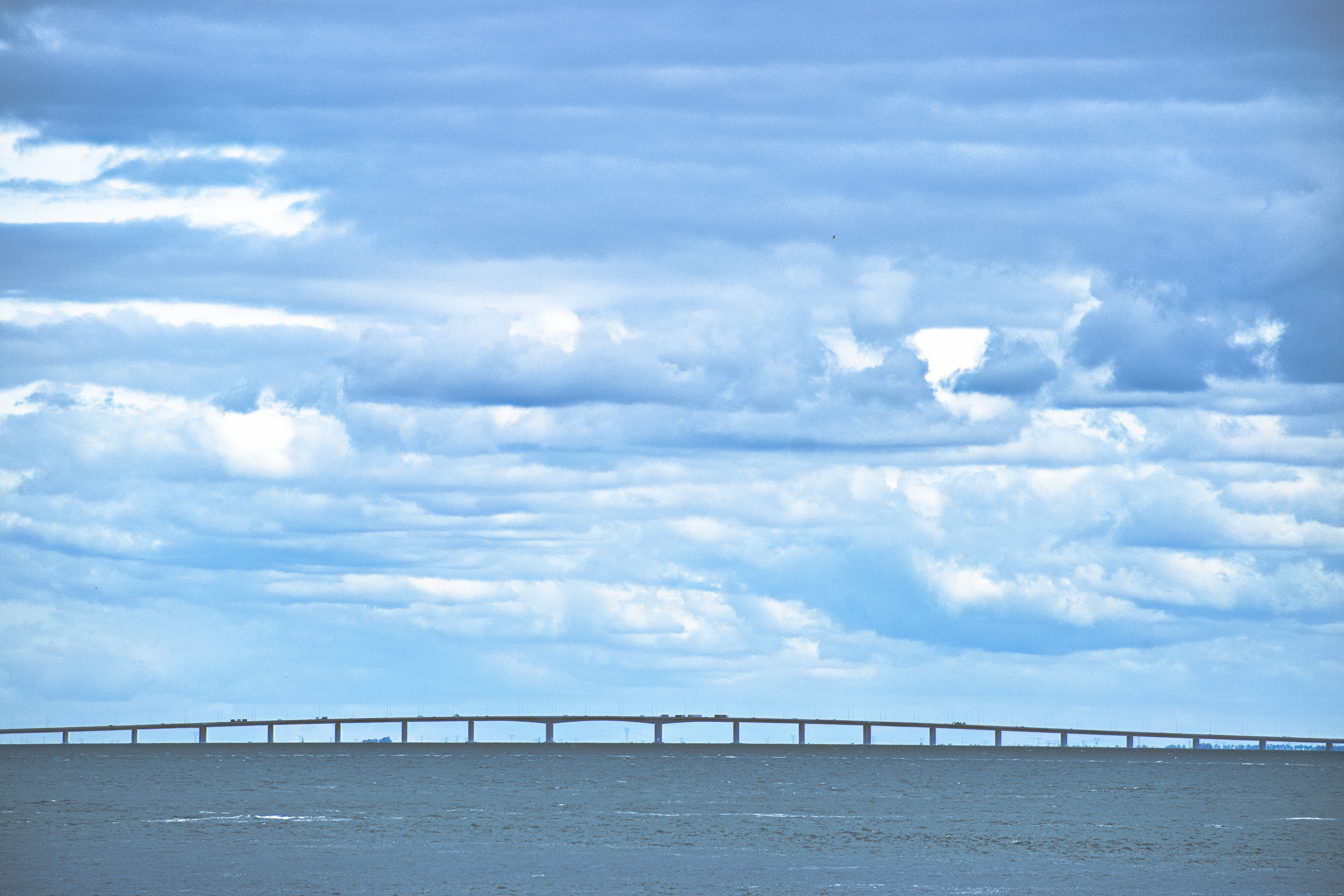 Most Vasco da Gama čez estuarij reke Tejo pri Lizboni