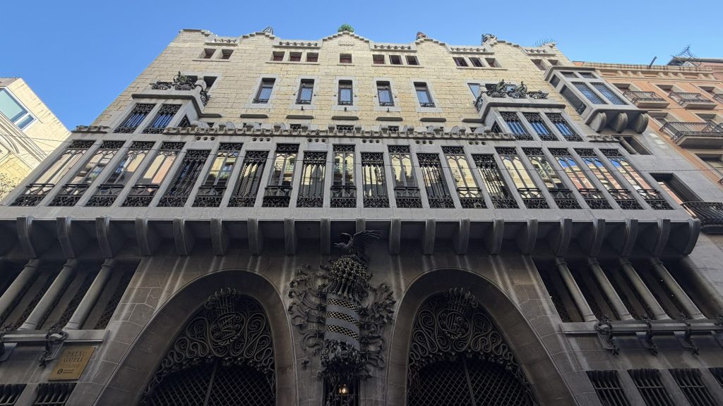 Fasada palače Palau Güell v Barceloni