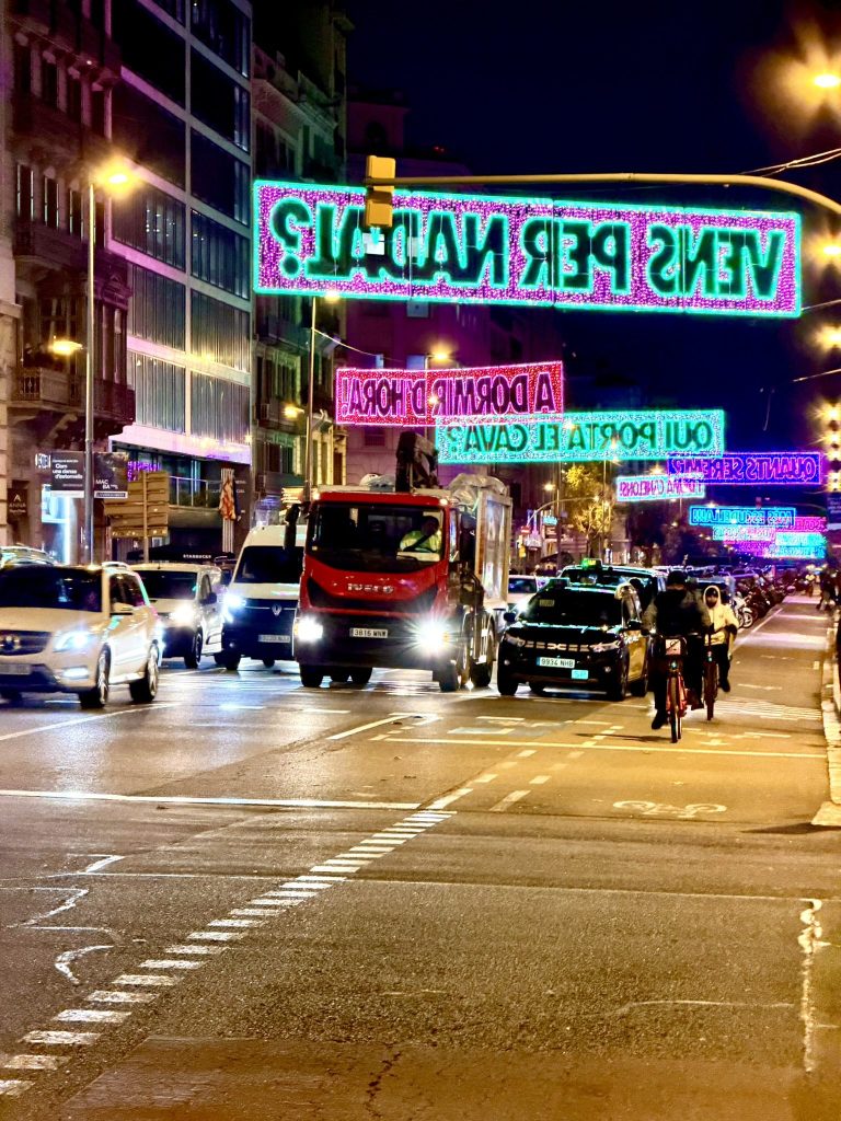 Promet in novoletne luči v Barceloni na silvestrovo ponoči