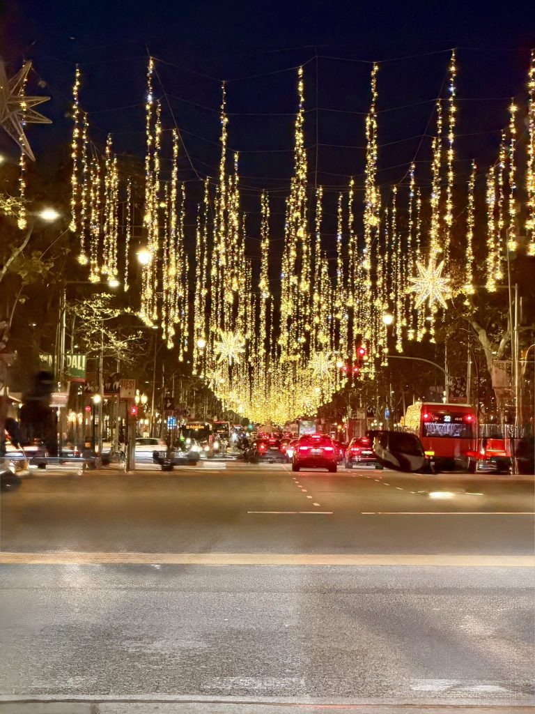 Novoletna svetlobna dekoracija nad Passeig de Gràcia ponoči v Barceloni