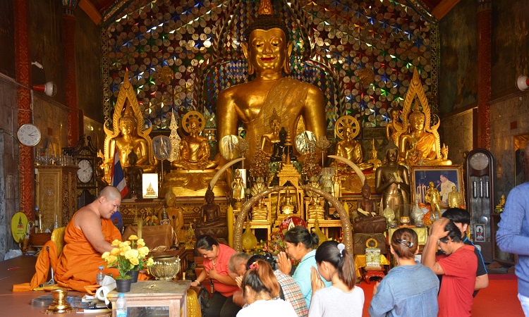 Wat Phra That Doi Suthep Temple- Chiang Mai’s Mountain Temple. Opening Hours, Entry Fee and Dress code for Chiang Mai’s Best Buddhist temple on the hill and How to go to Doi Sutep, One of the best and famous temples to visit in Chiang Mai - Thailand Tourism. Visit Wang Bua Ban and Montha Than Waterfalls on the way through Suthep road