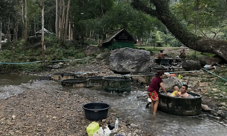 Chiang Dao Hot Springs (น้ำพุร้อนเชียงดาว) is one of the top things to do in this mountain town of Chiang Dao, 70 kilometers from Chiang Mai. Just a few kilometers from Chiang Dao Caves (ถ้ำเชียงดาว) and Wat Tham Chiang Dao (วัดถ้ำเชียงดาว) Buddhist Temple, find these hot springs in small beautiful Ban Tham village
