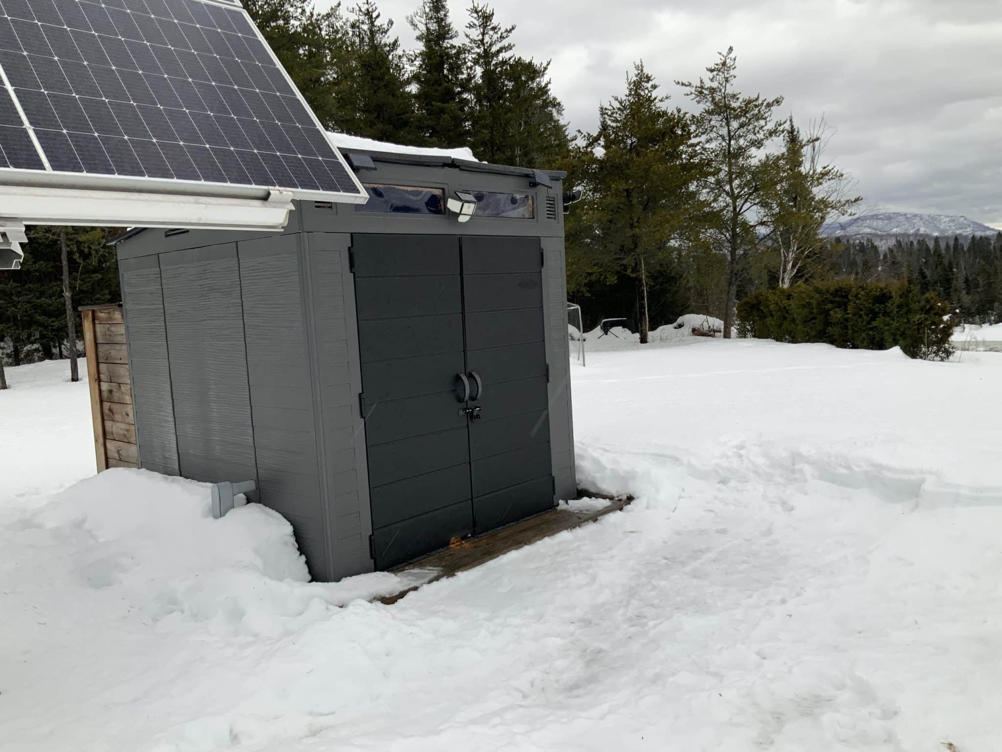 Honda EU7000 dans la remise isolée avec raccords et sécurité